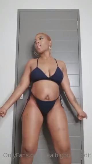 Amateur curvy babe twerk video