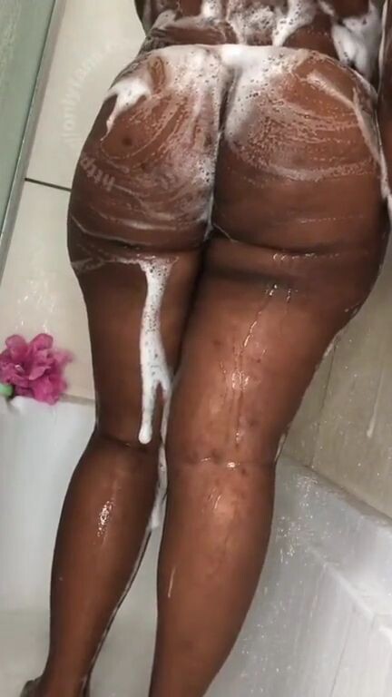 Bubble butt in the tub