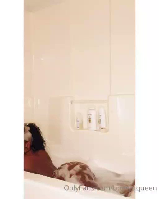 Booty Queen hot tub twerk & tease video.